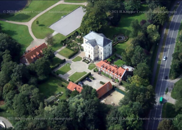 Gebäudekomplex im Schloßpark von Schloß Leyenburg der Culture & Castles GmbH in Rheurdt im Bundesland Nordrhein-Westfalen