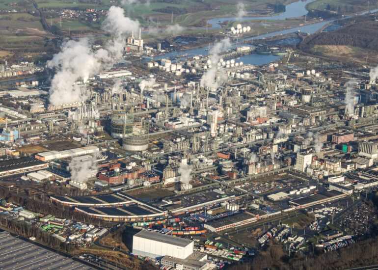 Gebäude und Produktionshallen auf dem Werksgelände des Chemieproduzenten Chemiepark Marl an der Paul-Baumann Straße in Marl im Bundesland Nordrhein-Westfalen, Deutschland
