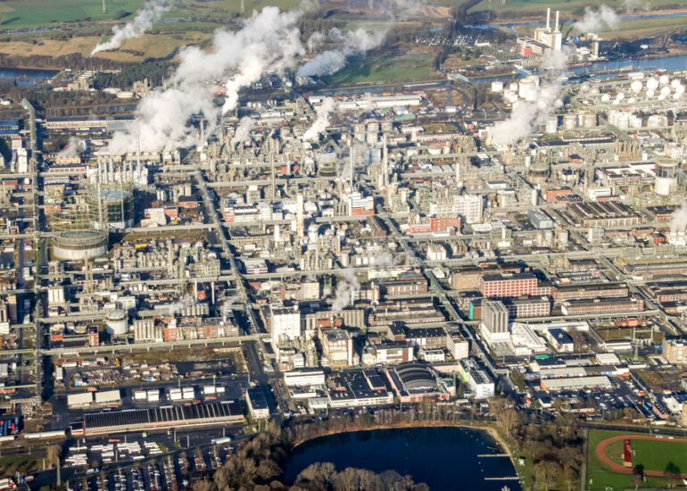 Gebäude und Produktionshallen auf dem Werksgelände des Chemieproduzenten Chemiepark Marl an der Paul-Baumann Straße in Marl
