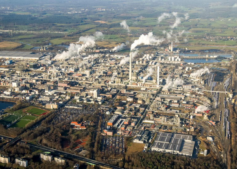 Gebäude und Produktionshallen auf dem Werksgelände des Chemieproduzenten Chemiepark Marl an der Paul-Baumann Straße in Marl