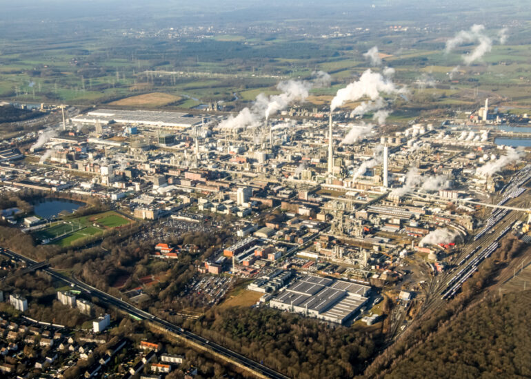 Gebäude und Produktionshallen auf dem Werksgelände des Chemieproduzenten Chemiepark Marl an der Paul-Baumann Straße in Marl