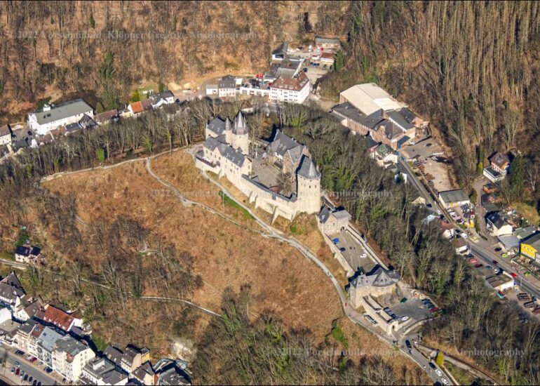 Die Burg Altena ist eine mittelalterliche Burg in der Stadt Altena in Nordrhein-Westfalen, Deutschland. Sie ist eine der ältesten erhaltenen Burgen Westfalens .