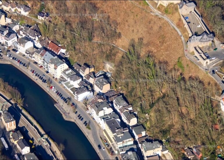 Die Burg Altena ist eine mittelalterliche Burg in der Stadt Altena in Nordrhein-Westfalen, Deutschland. Sie ist eine der ältesten erhaltenen Burgen Westfalens .