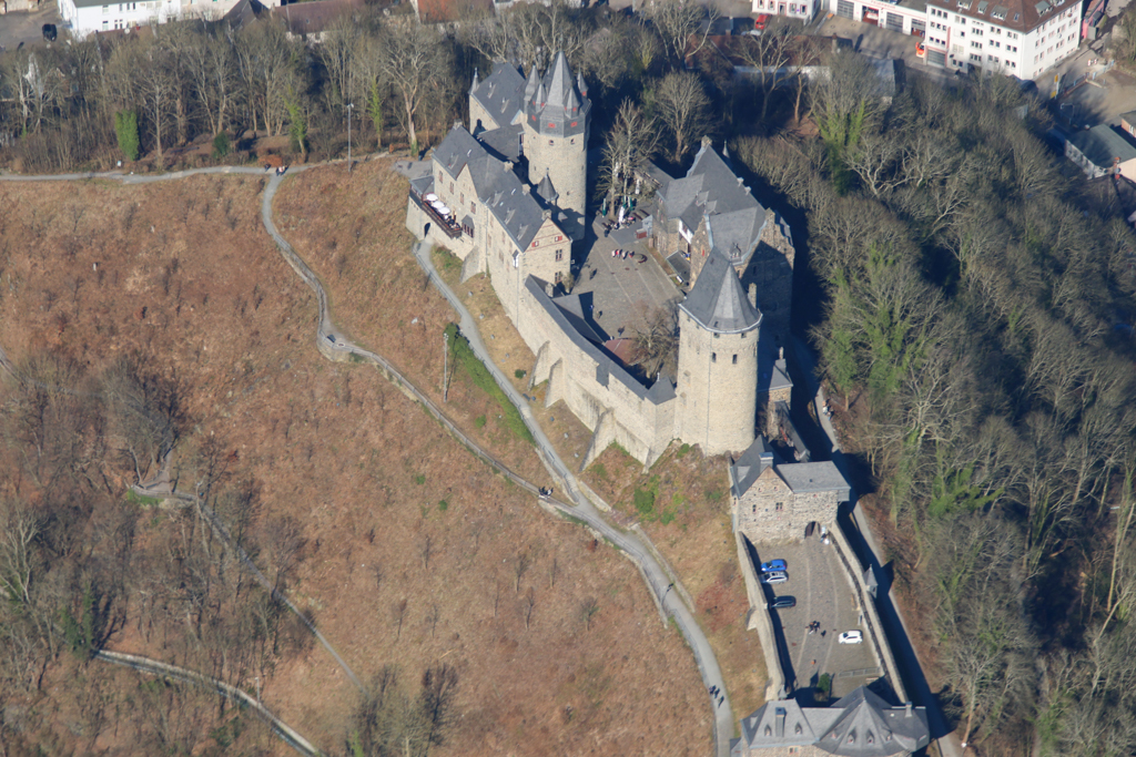 Die Burg Altena ist eine mittelalterliche Burg in der Stadt Altena in Nordrhein-Westfalen, Deutschland. Sie ist eine der ältesten erhaltenen Burgen Westfalens .