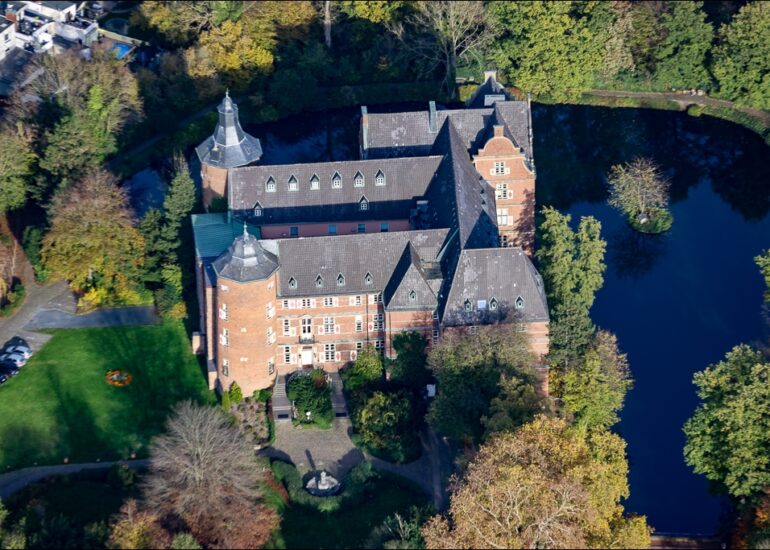 Luftbild Schloss Bedburg ein Schloss in Bedburg im Rhein-Erft-Kreis in Nordrhein-Westfalen