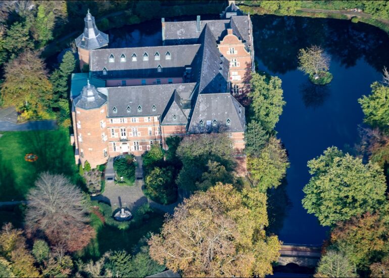 Luftbild Schloss Bedburg ein Schloss in Bedburg im Rhein-Erft-Kreis in Nordrhein-Westfalen