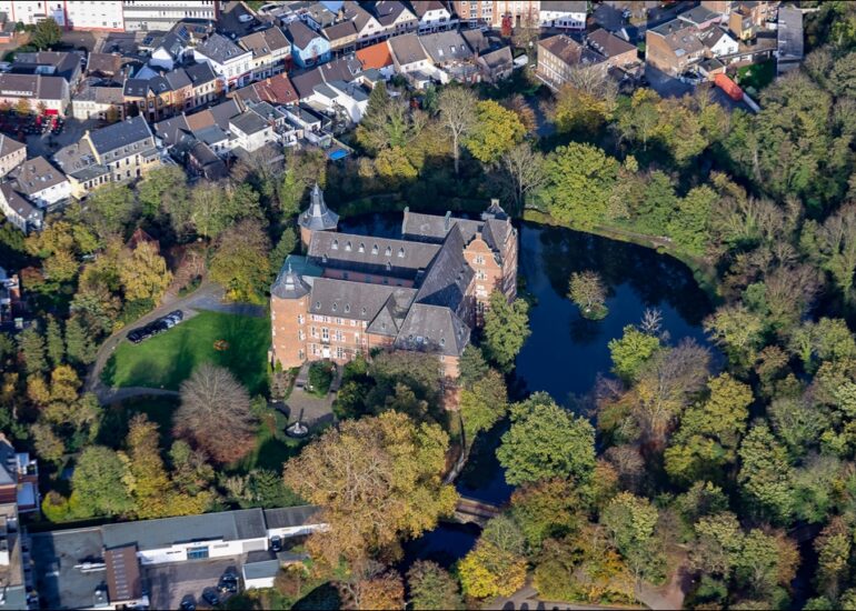 Luftbild Schloss Bedburg ein Schloss in Bedburg im Rhein-Erft-Kreis in Nordrhein-Westfalen