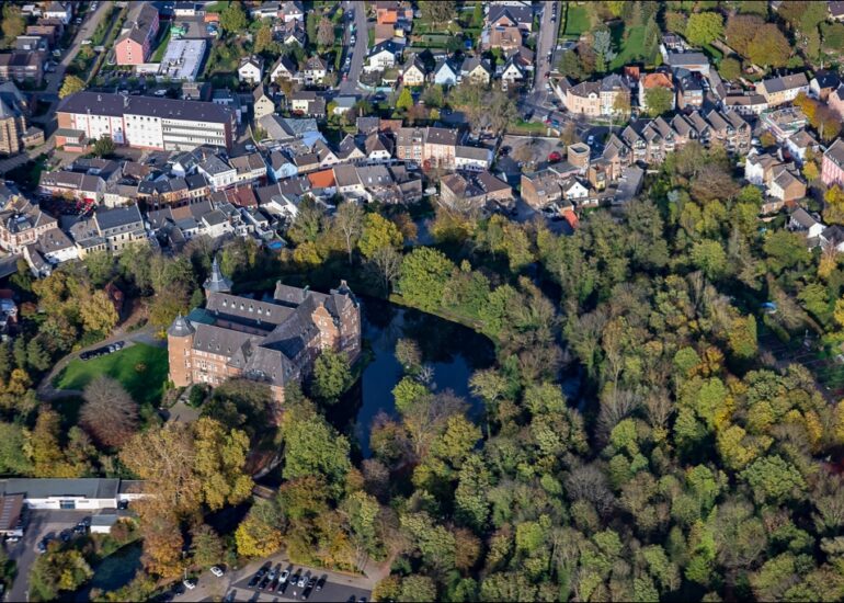 Luftbild Schloss Bedburg ein Schloss in Bedburg im Rhein-Erft-Kreis in Nordrhein-Westfalen