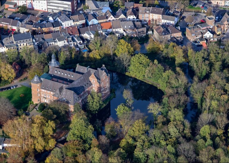 Luftbild Schloss Bedburg ein Schloss in Bedburg im Rhein-Erft-Kreis in Nordrhein-Westfalen