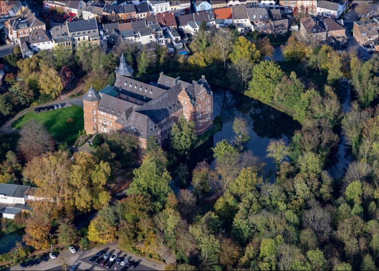 Luftbild Schloss Bedburg ein Schloss in Bedburg im Rhein-Erft-Kreis in Nordrhein-Westfalen