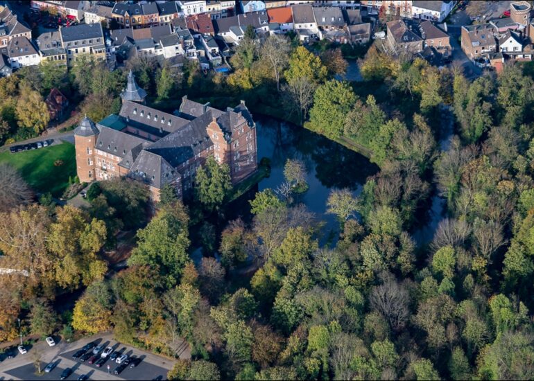 Luftbild Schloss Bedburg ein Schloss in Bedburg im Rhein-Erft-Kreis in Nordrhein-Westfalen