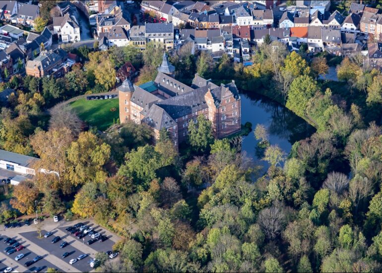 Luftbild Schloss Bedburg ein Schloss in Bedburg im Rhein-Erft-Kreis in Nordrhein-Westfalen