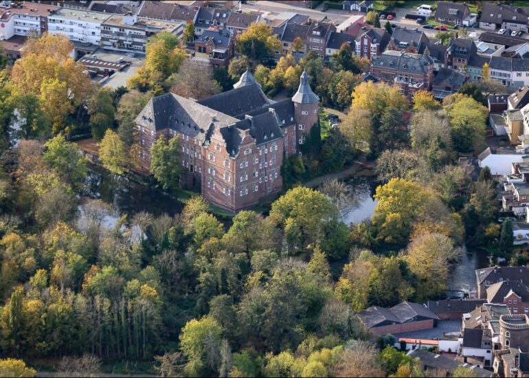 Luftbild Schloss Bedburg ein Schloss in Bedburg im Rhein-Erft-Kreis in Nordrhein-Westfalen