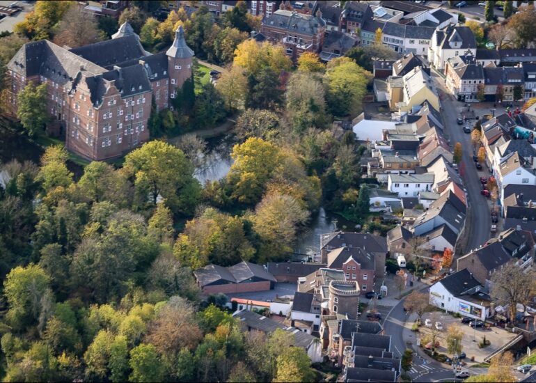 Luftbild Schloss Bedburg ein Schloss in Bedburg im Rhein-Erft-Kreis in Nordrhein-Westfalen
