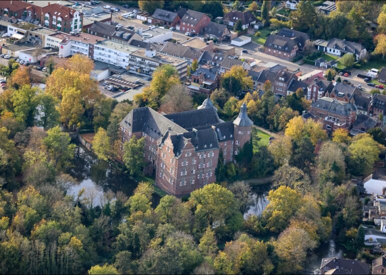Luftbild Schloss Bedburg ein Schloss in Bedburg im Rhein-Erft-Kreis in Nordrhein-Westfalen