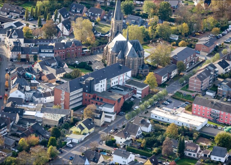 Luftbild Stadt Bedburg der Marktplatz und Kirche