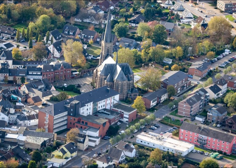 Luftbild Stadt Bedburg der Marktplatz und Kirche