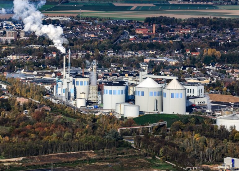 Zucker Raffinerie- Anlagen und Leitungssysteme auf dem Werksgelände des Lebensmittelproduzenten Pfeifer & Langen GmbH an der Bahnhofstraße im Ortsteil Koslar in Jülich im Bundesland Nordrhein-Westfalen, Deutschland