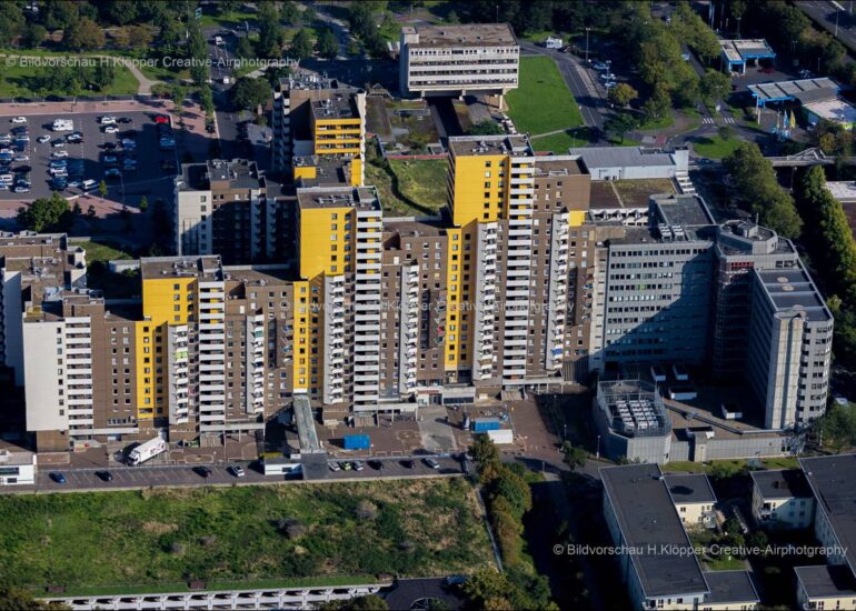 Hochhäuser im Wohngebiet einer industriell gefertigten Plattenbau- Siedlung in Volkhoven/Weiler an der Straße 