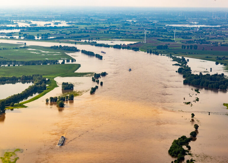 Luftbild Uferbereiche mit durch Hochwasser- Pegel überfluteten Flußbett des Rhein in Xanten im Bundesland Nordrhein-Westfalen