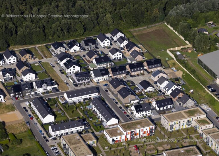 luftbilder Bedburg,Luftbilder https://luftbildfotografie-nrw.de/wp-content/uploads/2022/12/Luftbild-Bedburg-50181-Schloss-Bedburg-Graf-Salm-Strasse-8534-1.jpg