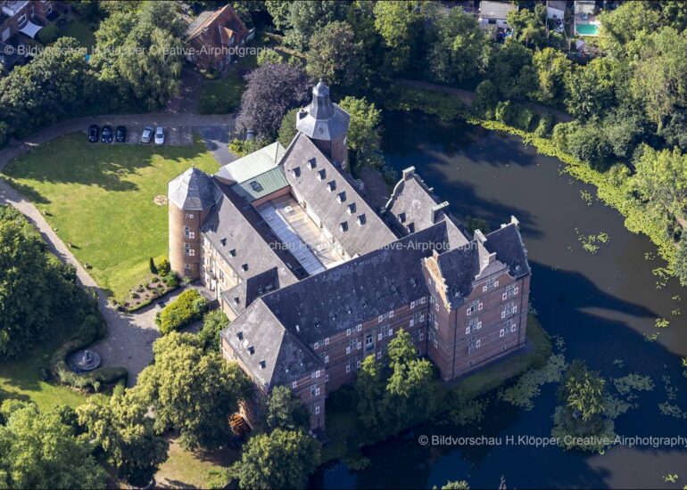 luftbilder Bedburg,Luftbilder https://luftbildfotografie-nrw.de/wp-content/uploads/2022/12/Luftbild-Bedburg-50181-Schloss-Bedburg-Graf-Salm-Strasse-8534-1.jpg