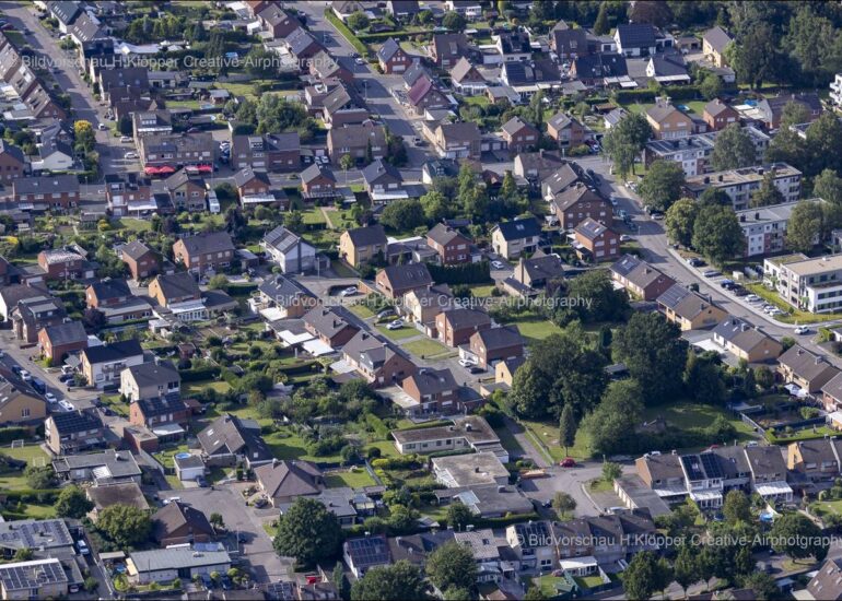 luftbilder Bedburg,Luftbilder https://luftbildfotografie-nrw.de/wp-content/uploads/2022/12/Luftbild-Bedburg-50181-Schloss-Bedburg-Graf-Salm-Strasse-8534-1.jpg