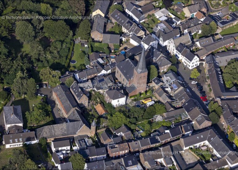 luftbilder Bedburg,Luftbilder https://luftbildfotografie-nrw.de/wp-content/uploads/2022/12/Luftbild-Bedburg-50181-Schloss-Bedburg-Graf-Salm-Strasse-8534-1.jpg