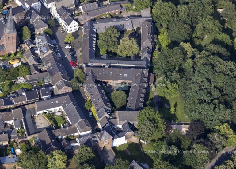 luftbilder Bedburg,Luftbilder https://luftbildfotografie-nrw.de/wp-content/uploads/2022/12/Luftbild-Bedburg-50181-Schloss-Bedburg-Graf-Salm-Strasse-8534-1.jpg