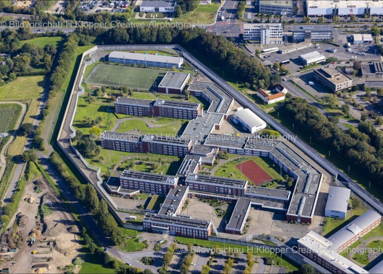Luftbild Gefängnis- Gelände und Sicherheitsumzäunung der Justizvollzugsanstalt JVA an der Krefelder Straße im Ortsteil Hastenrath in Aachen im Bundesland Nordrhein-Westfalen, Deutschland.