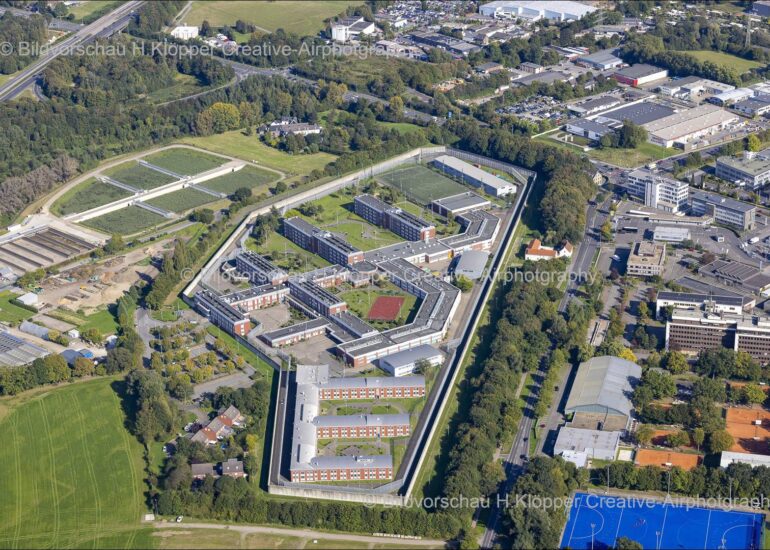 Luftbild Gefängnis- Gelände und Sicherheitsumzäunung der Justizvollzugsanstalt JVA an der Krefelder Straße im Ortsteil Hastenrath in Aachen im Bundesland Nordrhein-Westfalen, Deutschland.