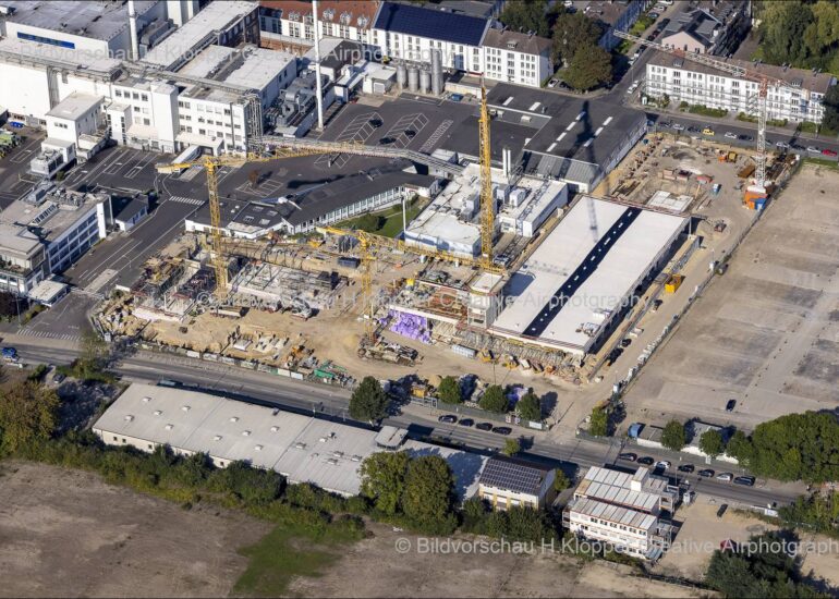 Neubau- Baustelle zur Errichtung der Verwaltung und Produktionshallen auf dem Fabrikgelände des Schokoladenhersteller 