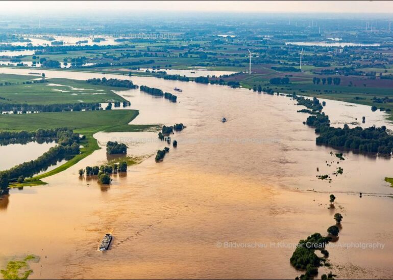 Luftbild Uferbereiche mit durch Hochwasser- Pegel überfluteten Flußbett des Rhein in Xanten im Bundesland Nordrhein-Westfalen
