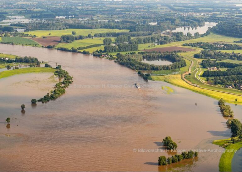 Uferbereiche mit durch Hochwasser- Pegel überfluteten Flußbett des Rhein in Xanten im Bundesland Nordrhein-Westfalen