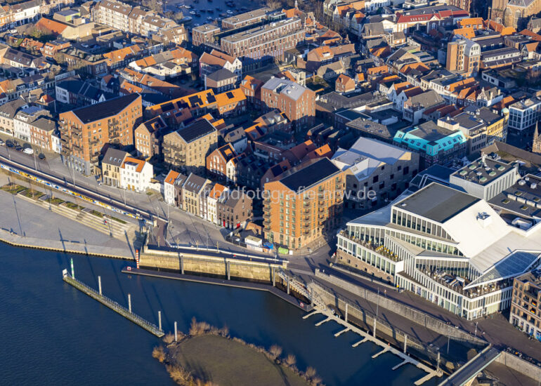 Luftbild Stadtansicht am Ufer des Flußverlaufes der Maas in Venlo in Limburg, Niederlande