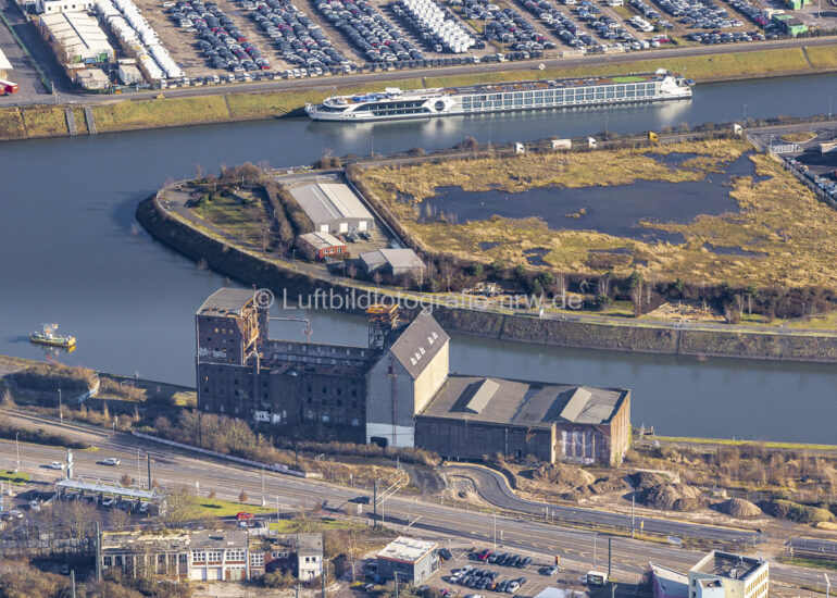 Luftaufnahme Brandruine im Containerhafen des Binnenhafen in Neuss