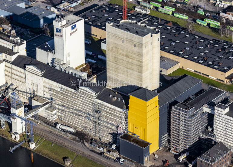 Luftbild Bauarbeiten zur Sanierung der Gebäude 