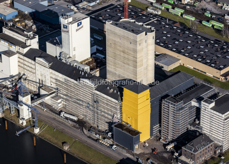 Luftbild Bauarbeiten zur Sanierung der Gebäude 