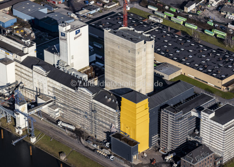 Luftbild Bauarbeiten zur Sanierung der Gebäude 