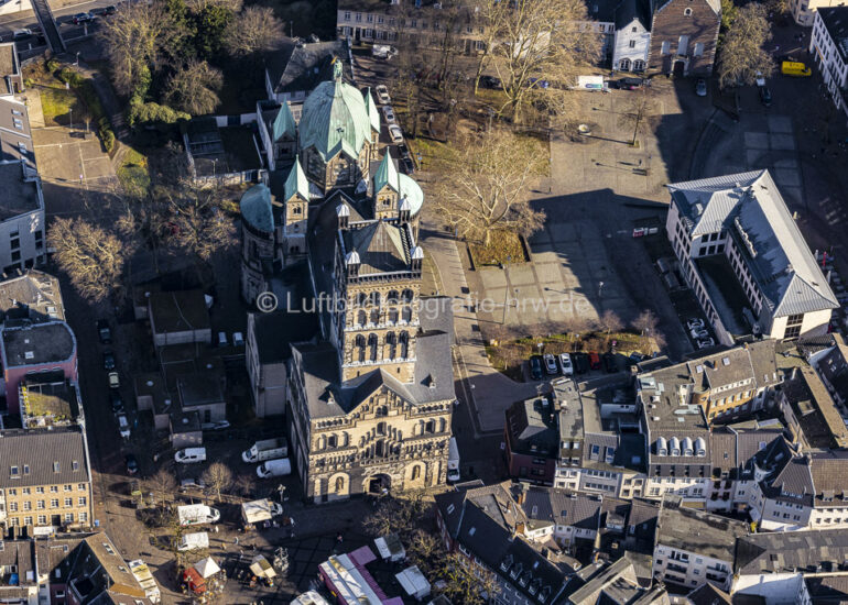 Luftbild Kirchenbau des Quirinus- Münster in Neuss in Nordrhein-Westfalen