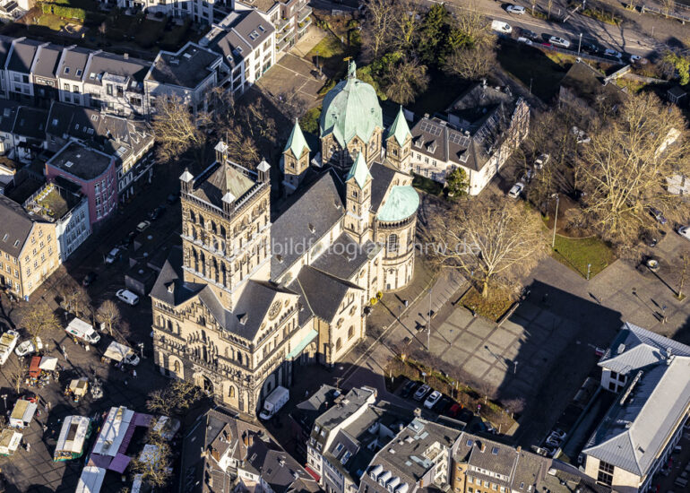 Luftbild Kirchenbau des Quirinus- Münster in Neuss in Nordrhein-Westfalen