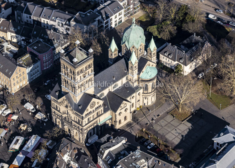 Luftbild Kirchenbau des Quirinus- Münster in Neuss in Nordrhein-Westfalen