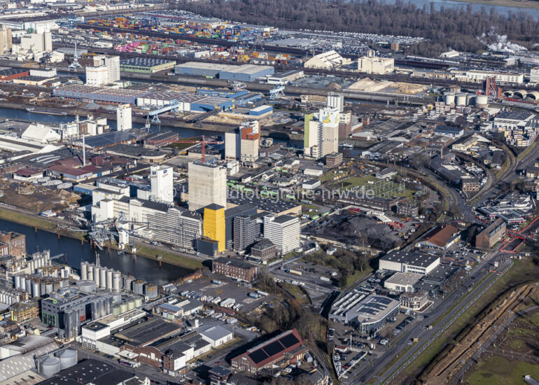 Luftaufnahme Containerterminal im Containerhafen des Binnenhafen in Neuss im Bundesland Nordrhein-Westfalen, Deutschland