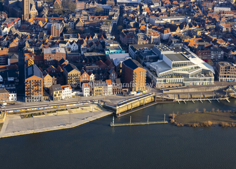 Luftbild Stadtansicht am Ufer des Flußverlaufes der Maas in Venlo in Limburg, Niederlande