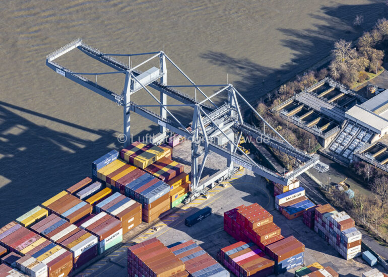 Luftbild Containerterminal im Containerhafen des Binnenhafen des Rhein