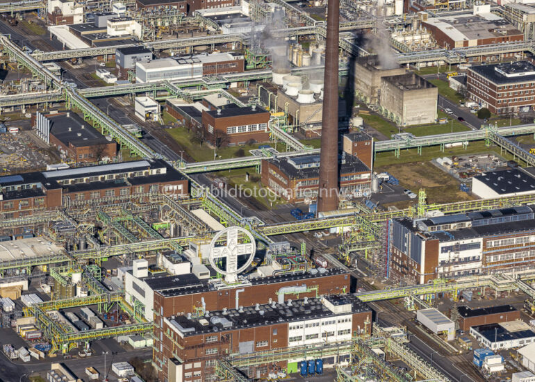 Luftbild Raffinerie- Anlagen und Leitungssysteme auf dem Werksgelände des Mineralöl- Produzenten CHEMPARK Dormagen