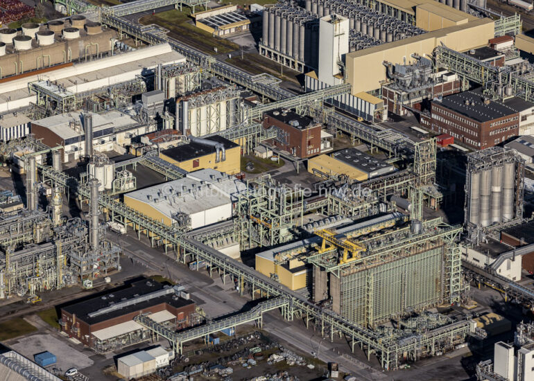 Luftaufnahme Raffinerie- Werksgelände des CHEMPARK Dormagen Tor in Köln im Bundesland Nordrhein-Westfalen, Deutschland