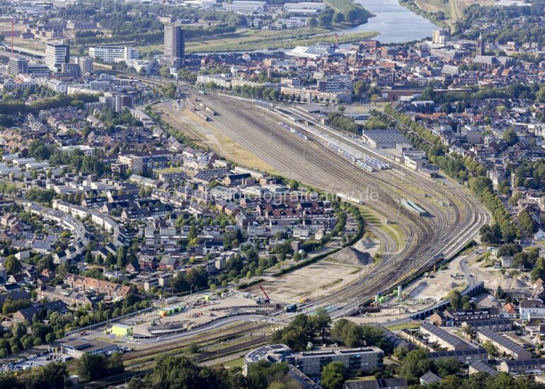 Luftbild Schienen- und Gleisstrecken auf den Abstellgleisen und Rangierstrecken des Rangierbahnhofes und Güterbahnhof im Streckennetz der Nederlandse Spoorwegen (NS) an der Straße Stationsplein in Venlo in Limburg, Niederlande