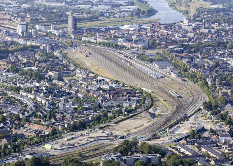 Luftbild Schienen- und Gleisstrecken auf den Abstellgleisen und Rangierstrecken des Rangierbahnhofes und Güterbahnhof im Streckennetz der Nederlandse Spoorwegen (NS) an der Straße Stationsplein in Venlo in Limburg, Niederlande