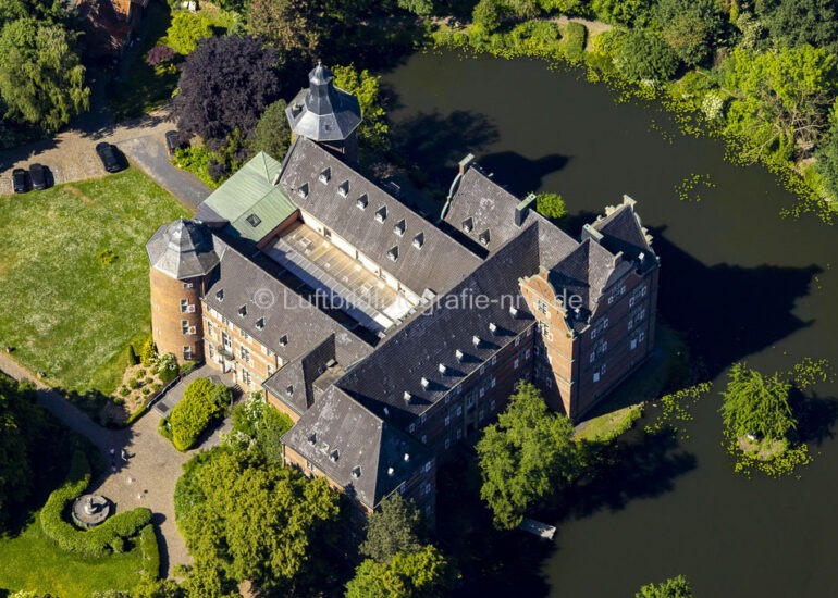 Luftaufnahme Burganlage des Schloss in Bedburg im Bundesland Nordrhein-Westfalen, Deutschland